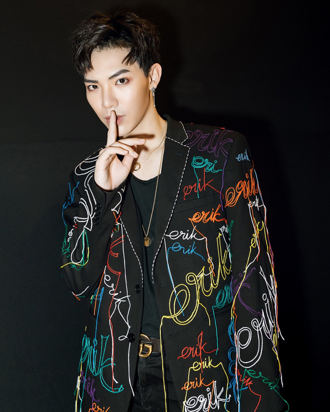 Erik theo đuổi gu ăn mặc mang hơi hướm Kpop. Trang phục của ca sĩ là sự phá cách trong kiểu dáng và màu sắc. Gương mặt của anh lúc nào cũng được trang điểm kỹ lưỡng, nhấn vào màu mắt và môi. Nhiều người nhận xét Erik "nghiện" make-up hơn cả sao nữ.