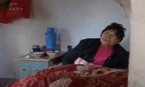 Con bat me gia 86 tuoi ra chuong lon ngu trong dem ret cam