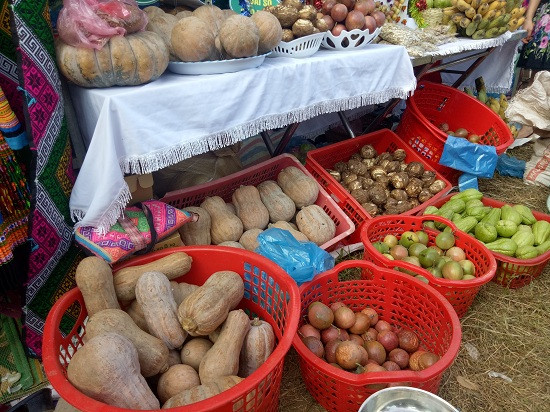 Do thói quen sản xuất của bà con, tại một số vùng vẫn còn mang nặng tính tự cung tự cấp, làm được bao nhiêu ăn bấy nhiêu nên những sản phẩm làm ra đem bán không nhiều. Để mua được những sản phẩm này cũng không hề dễ dàng.