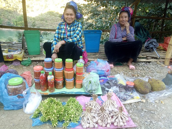Dọc theo Quốc lộ 6 ngược lên các tỉnh Hoà Bình, Sơn La, Điện Biên, Lai Châu... không khó để bắt gặp các hàng chợ hai bên đường, bán la liệt các loại nông sản sạch, lạ, từ củ tỏi, bó rau, quả ớt, hoa đu đủ... đến con gà, con vịt.... Tất cả đều do tự tay bà con dân tộc ở các bản vùng cao làm ra và mang đi bán, để kiếm chút đồng ra đồng vào.