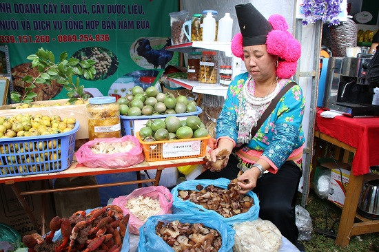Nhờ có khách mua hàng nên người dân cũng có đồng ra đồng vào, trang trải chi phí sinh hoạt trong gia đình.