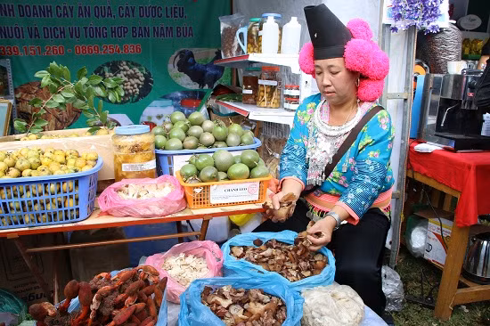 Nhờ có khách mua hàng nên người dân cũng có đồng ra đồng vào, trang trải chi phí sinh hoạt trong gia đình.