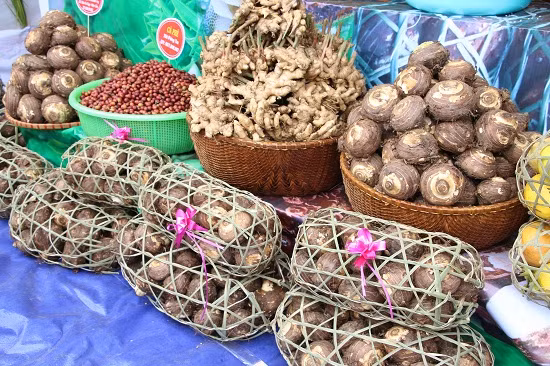 Để có sản phẩm sạch nhiều người dân ở thành thị không ngại đường xa, len lỏi đến các xã, bản vùng cao, vùng sâu, vùng xa tìm mua thực phẩm về tích trữ, nhất là vào những dịp lễ, tết cuối năm.