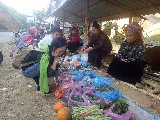 Du khách Hà Nội ngược phố lên núi săn tìm mua nông sản sạch của bà con vùng cao Tây Bắc tại khu vực đèo Chiềng Đông (Xã Chiềng Đông, huyện Yên Châu, Sơn La)