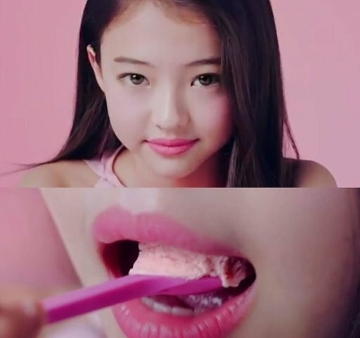 Hình ảnh gây tranh cãi của mẫu nhí 11 tuổi.