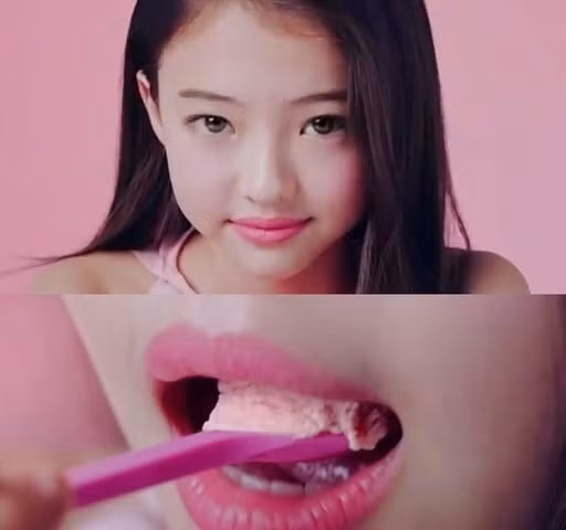 Hình ảnh gây tranh cãi của mẫu nhí 11 tuổi.