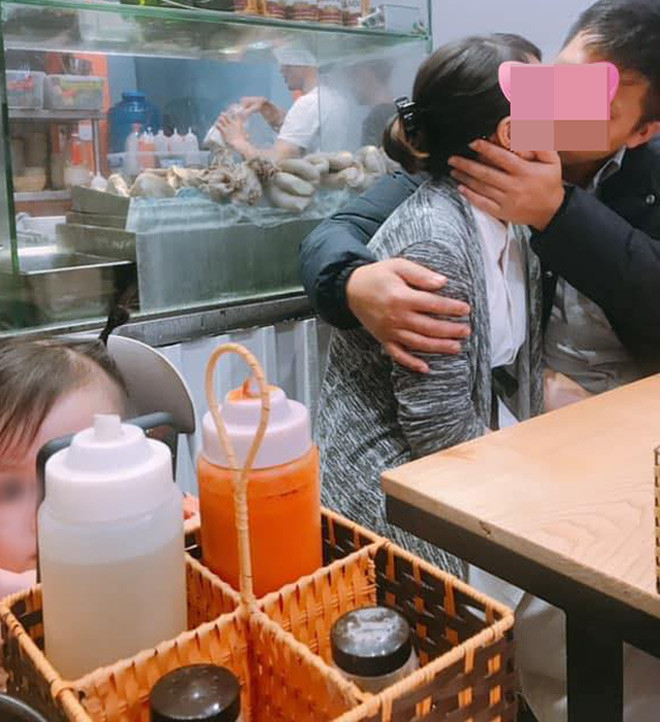 Hau Valentine, dan mang “nong mat” truoc man om hon noi cong cong