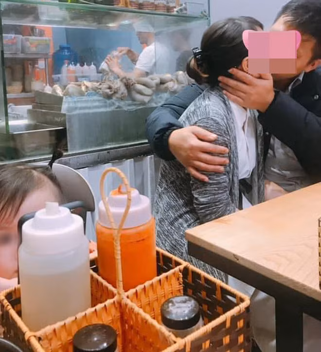 Hau Valentine, dan mang “nong mat” truoc man om hon noi cong cong