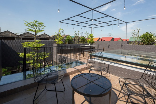 Khu vườn phía trước tạo không gian đệm giúp ngôi nhà trở nên yên tĩnh, riêng tư và tránh ánh nắng chiếu vào ngôi nhà.