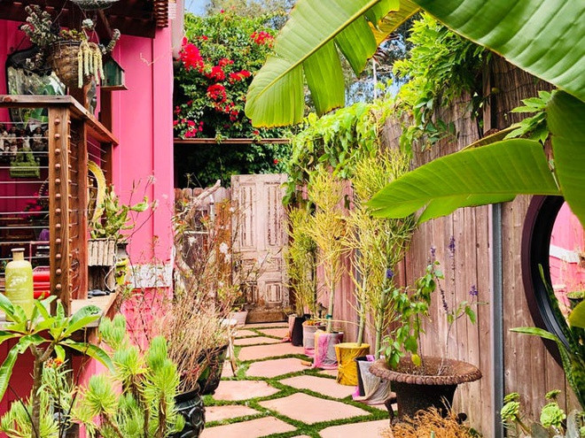 Bà Johnson mua nó vào năm 2016 với giá gần 1,9 triệu USD và chi thêm 550.000 USD để cải tạo, sửa chữa. Các khu vực sinh hoạt bên trong và bên ngoài ngôi nhà đều được bài trí những món đồ xa hoa.