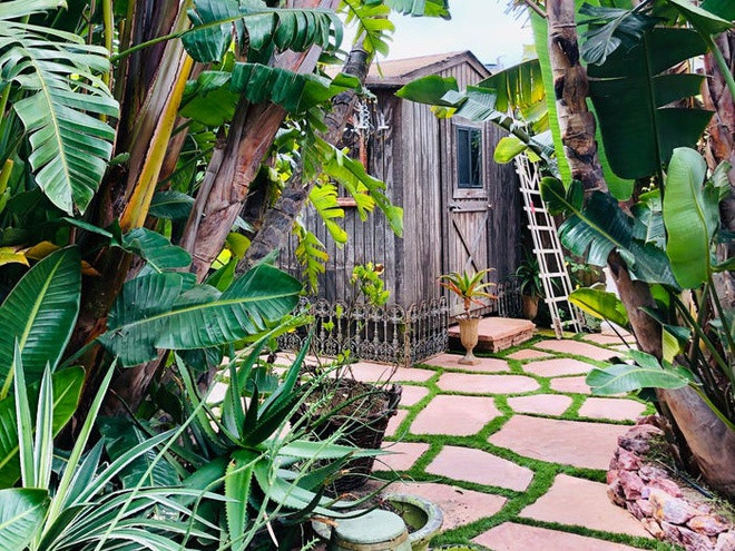 Bên cạnh ngôi nhà chính, trong khuôn viên còn có một túp lều gỗ 9 m2 đơn sơ, mộc mạc.