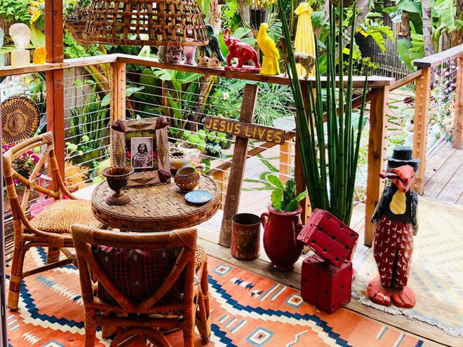 Không gian thư giãn ngoài trời được tô điểm bởi nhiều bức tượng, cây cối, và các tác phẩm nghệ thuật.