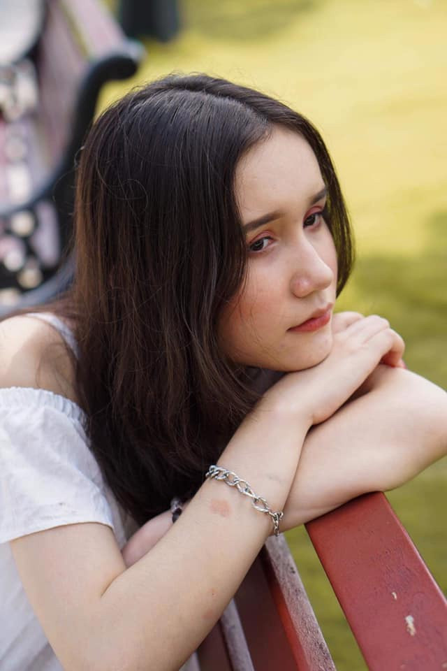 Mia Lali là con lai mang 3 dòng máu Anh, Nga, Việt. Vì vậy, cô được dân mạng khen sở hữu nét đẹp đa văn hoá. Trên các diễn đàn, không ít dân mạng dành những lời có cánh cho nữ sinh 10X. Cô có gương mặt thanh tú, đôi mắt sâu, sống mũi cao cùng đôi môi nhỏ nhắn. Hiện tại, Mia là học sinh trường THCS - THPT Hồng Hà, TP.HCM. Ngoài ra, cô cũng làm mẫu ảnh và theo đuổi đam mê diễn xuất.