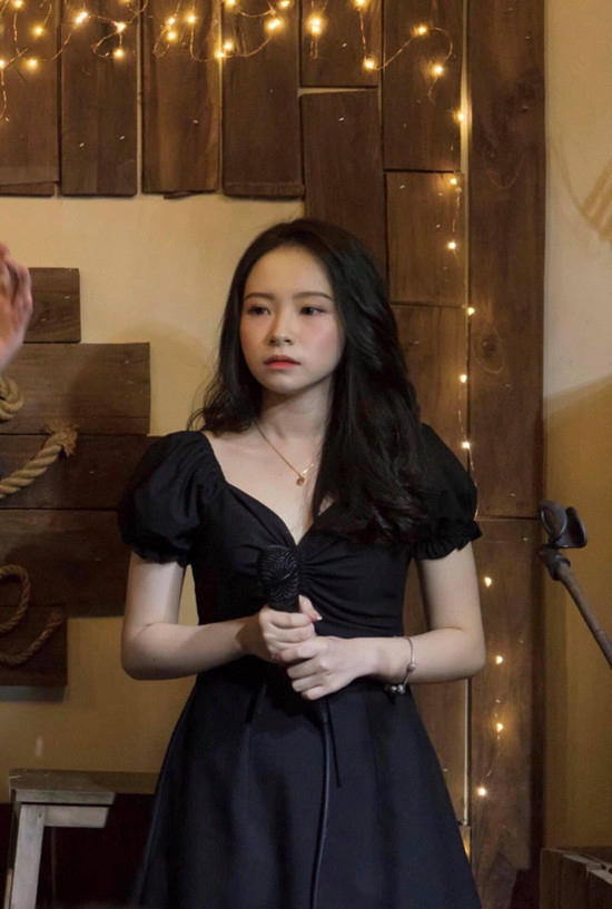 Ngoài đời thường, cô giáo Lan Hương có niềm đam mê lớn với ca hát. Những hình ảnh xinh như thiên thần của cô Lan Hương cũng nhận được sự quan tâm thu hút của cư dân mạng.