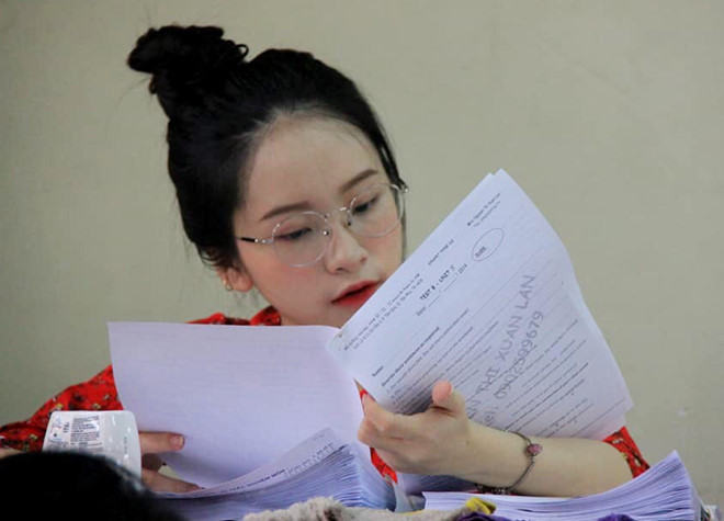 Chia sẻ trên Trí Thức Trẻ về việc bất ngờ nổi tiếng, cô Hương cho biết: "Chính bản thân mình cũng không biết học sinh chụp lúc nào, chỉ thấy sau đó học trò kể lại là có em mang máy chụp ảnh cho bạn nào ngờ mình lại vô tình lạc vào ống kính ấy. Và đa số các lớp mình chủ nhiệm học sinh đều rất dễ thương, vui vẻ dành sự ưu ái cho mình."