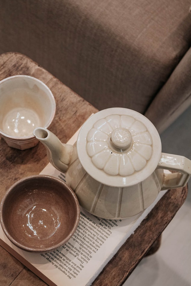 Ấm trà trong phòng khách sạn cũng là món đồ thường được vệ sinh qua loa. Đôi khi, những nhân viên vệ sinh còn dùng giẻ lau sàn để cọ rửa chúng.