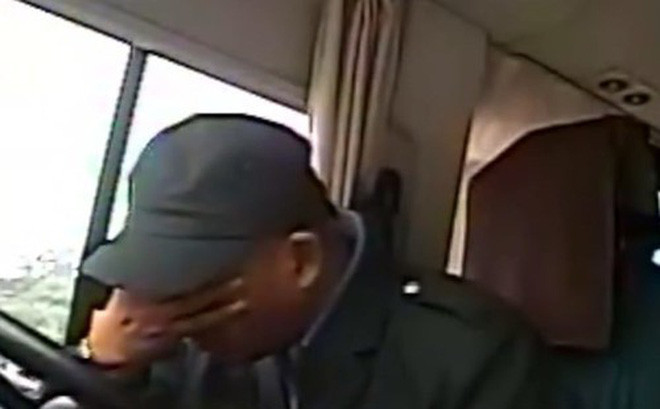 Nguyen nhan cam dong phia sau viec tai xe duoi het khach xuong xe