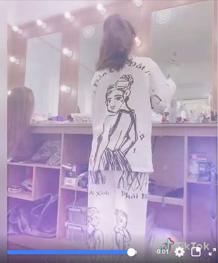 Ngoc Trinh lai gay soc voi ao cung caption 