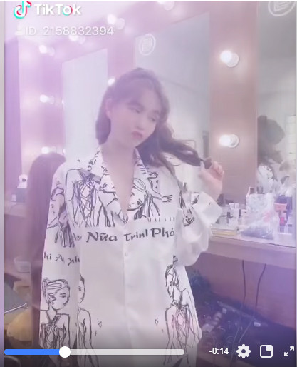 Ngoc Trinh lai gay soc voi ao cung caption 