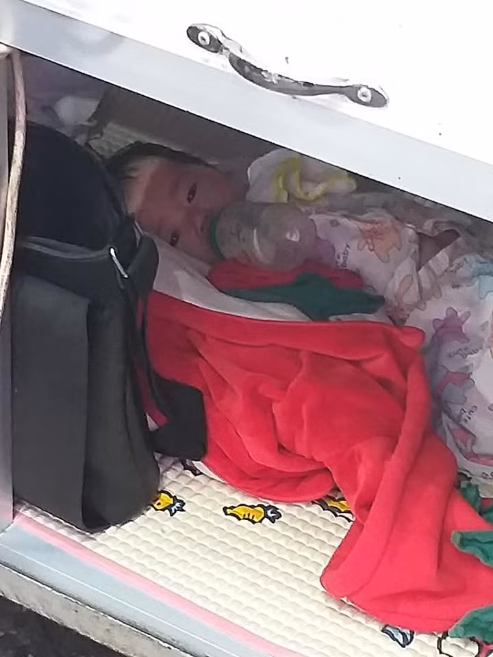 Xuc dong hinh anh em be om binh sua doi me ban banh muu sinh-Hinh-2