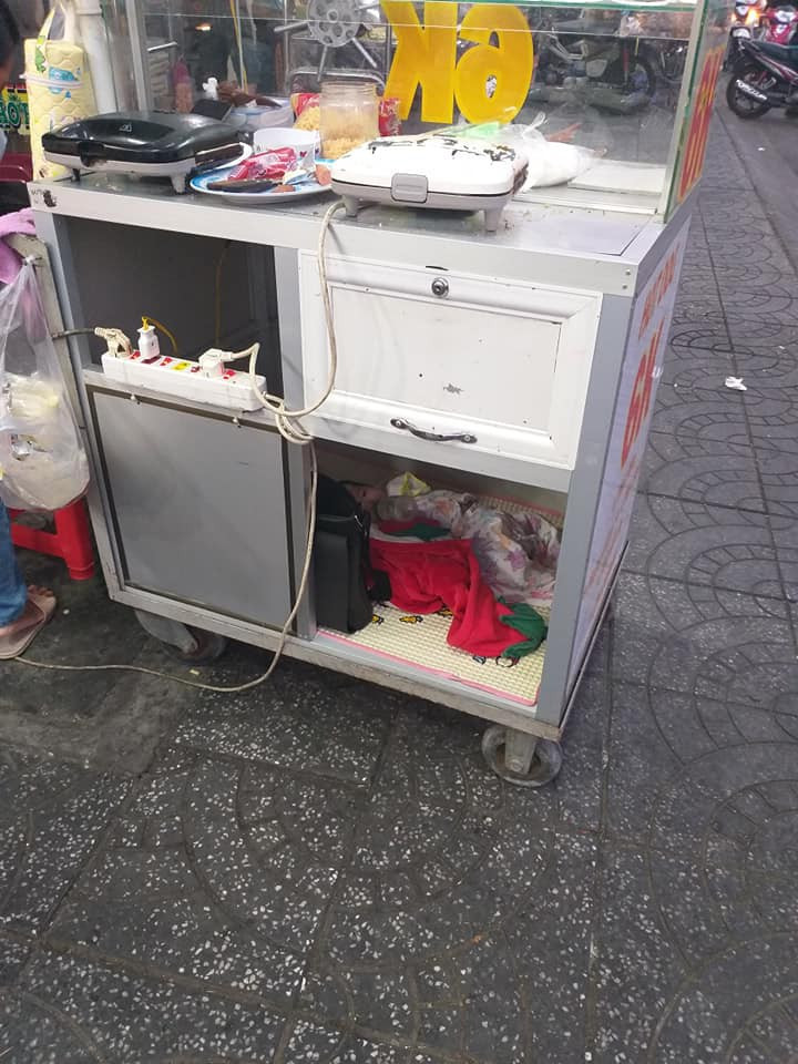 Xuc dong hinh anh em be om binh sua doi me ban banh muu sinh