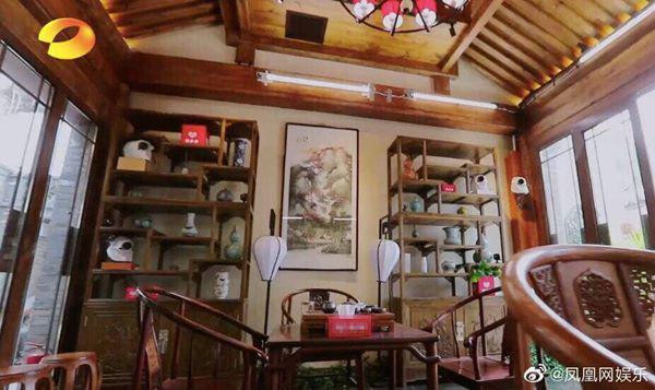 Bên trong nhà có nhiều đồ cổ từ đời Khang Hy, Càn Long.