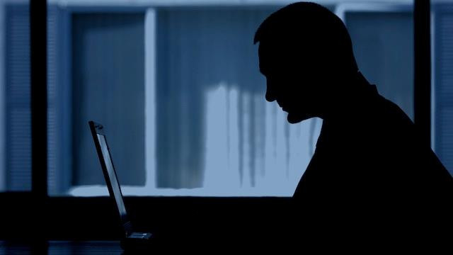 Không nghiêm túc trên mạng xã hội. Đàn ông có nhiều khả năng quấy rối người khác trên mạng xã hội và tham gia vào các hành vi trực tuyến chống lại xã hội như đe doạ trực tuyến, nhận xét tiêu cực... Thứ hai, khi một người phụ nữ kết bạn với người đàn ông đó trên mạng xã hội thì cô ấy và tất cả bạn bè của cô ấy sẽ thấy những bài viết ngu ngốc của anh ta, cô ấy sẽ ngay lập tức chán nản.