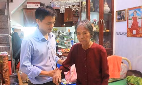 Cu ba ngheo ngat xiu va hanh dong dac biet cua chang trai Sai Gon