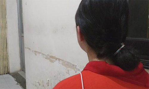 Nu sinh lop 9 to bi vo 2 cua bo danh chan thuong phai luu ban