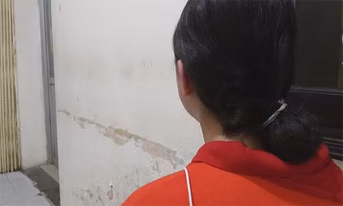 Nu sinh lop 9 to bi vo 2 cua bo danh chan thuong phai luu ban