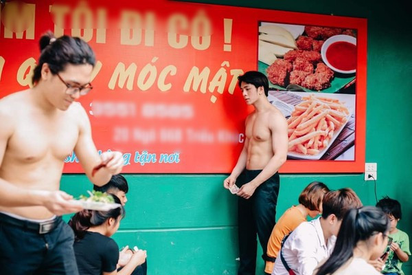 Mới đây, trên trang mạng xã hội đã truyền tay nhau địa chỉ của một quán ăn thuộc quận Thanh Xuân, Hà Nội. Theo đó, chưa cần biết đồ ăn ngon cỡ nào, cư dân mạng đã không khỏi suýt xoa bởi những bức ảnh cực nóng của dàn nhân viên vừa điển trai, vừa khoe body 6 múi giữa tiết trời nóng đổ lửa. 