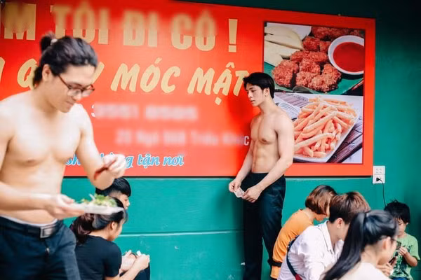 Mới đây, trên trang mạng xã hội đã truyền tay nhau địa chỉ của một quán ăn thuộc quận Thanh Xuân, Hà Nội. Theo đó, chưa cần biết đồ ăn ngon cỡ nào, cư dân mạng đã không khỏi suýt xoa bởi những bức ảnh cực nóng của dàn nhân viên vừa điển trai, vừa khoe body 6 múi giữa tiết trời nóng đổ lửa. 