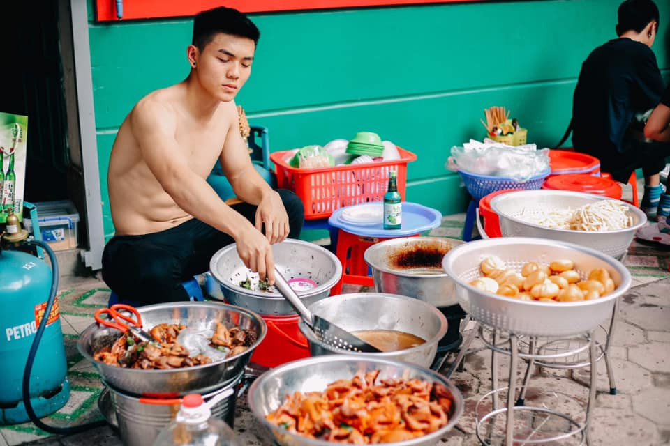 Quán có 4 chàng nhân viên luôn sẵn sàng cởi áo khoe body. Được biết, dịch vụ này cũng từng xuất hiện tại các quán ăn, khu du lịch tại Thái Lan. 