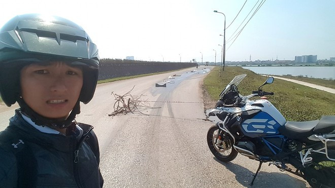 Chang trai dung rao chan canh bao moi nguoi tranh vet dau tren duong