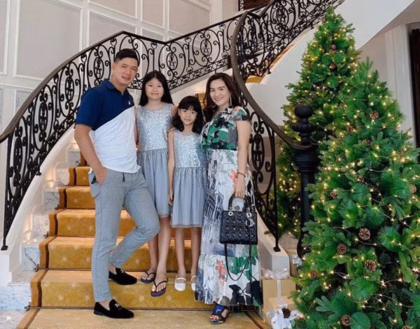 Gia đình Bình Minh xuống phố đón Nodel, 2 cô con gái đã lớn phổng phao.