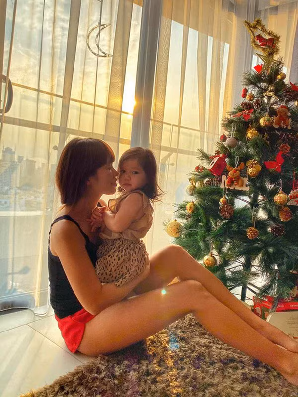 Hà Anh cùng con gái trong ngôi nhà được trang trí ấm áp.