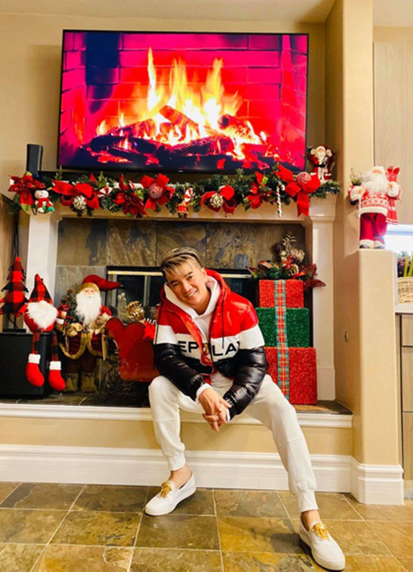 Ngoài biệt thự tại TP HCM, Đàm Vĩnh Hưng trang hoàng ngôi nhà của anh ở Mỹ. Ca sĩ nhờ ba người thân thiết kế không gian với nhiều màu sắc đặc trưng mùa lễ hội.