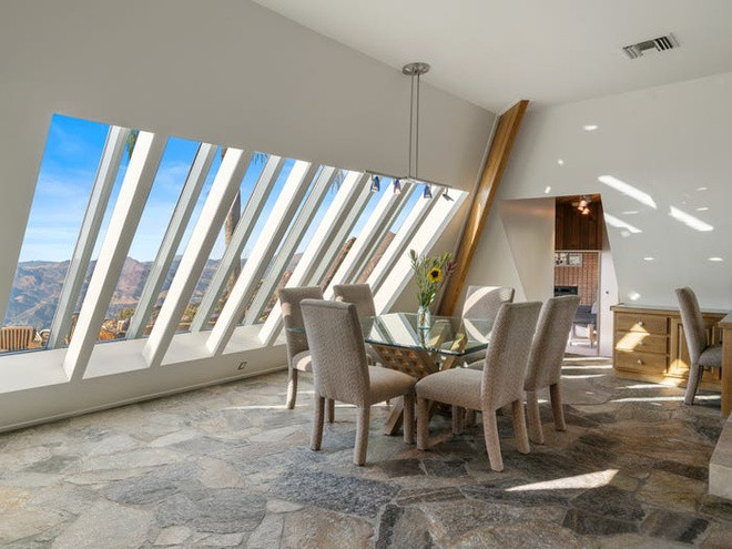 Khu vực ăn uống nhỏ nhắn, được bày biện gọn gàng mà không kém phần tinh tế, trang nhã.