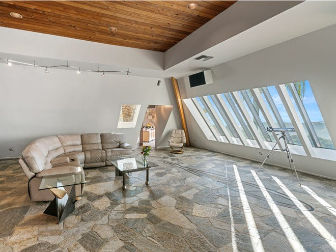 Tầng 1 có một chiếc đồng hồ, lịch mặt trời được đo theo ánh nắng, dựa trên các công thức cổ xưa.