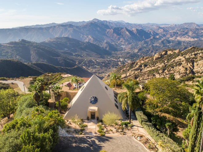 Bên trong 'kim tự tháp' trên đỉnh núi giá hơn 2 triệu USD Ben trong 'kim tu thap' tren dinh nui gia hon 2 trieu USD