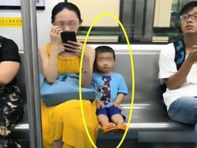 Tranh cai thai do be trai ngoi ngay ngan, xep chan thang hang