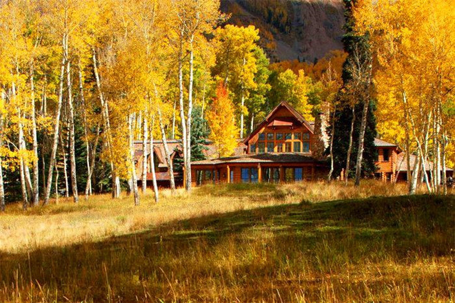 Khu biệt thự rộng khoảng 929 m2 với 7 phòng ngủ (4 phòng cho nhà chính và 3 phòng cho nhà khách), 9 phòng tắm. Những tiện ích gần đó bao gồm sân tennis, sân bóng rổ và cả sân băng cho môn khúc côn cầu. Ảnh: Sotheby's International Realty Telluride.