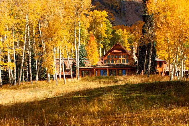 Khu biệt thự rộng khoảng 929 m2 với 7 phòng ngủ (4 phòng cho nhà chính và 3 phòng cho nhà khách), 9 phòng tắm. Những tiện ích gần đó bao gồm sân tennis, sân bóng rổ và cả sân băng cho môn khúc côn cầu. Ảnh: Sotheby's International Realty Telluride.