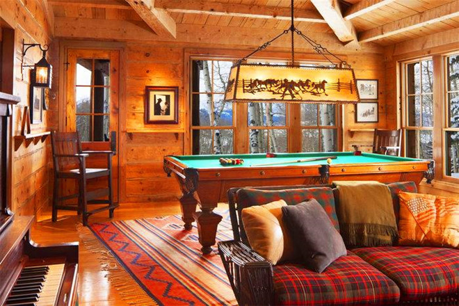 Khu vực giải trí với bàn billiard và đàn piano. Ảnh: Sotheby's International Realty Telluride.