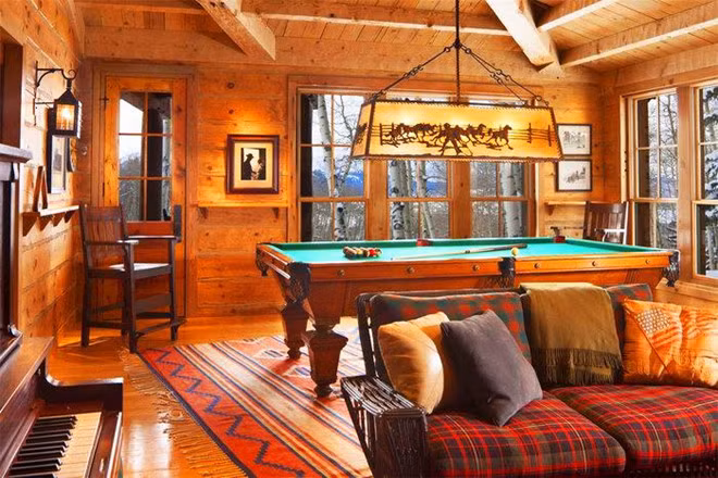 Khu vực giải trí với bàn billiard và đàn piano. Ảnh: Sotheby's International Realty Telluride.