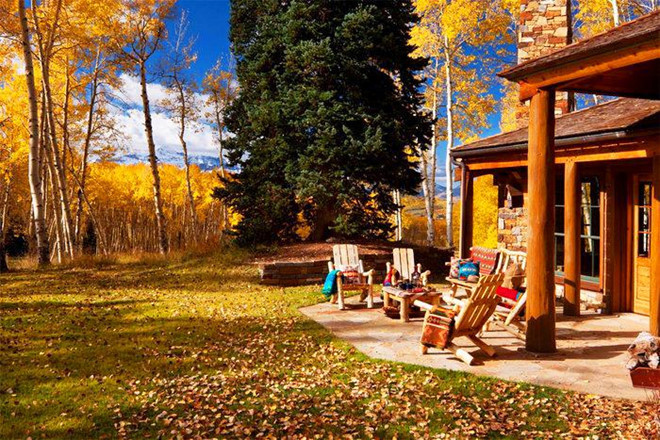 Hiên nhà lát đá nhìn ra khung cảnh lãng mạn. Ảnh: Sotheby's International Realty Telluride.