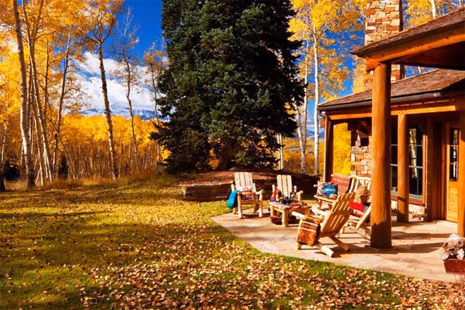 Hiên nhà lát đá nhìn ra khung cảnh lãng mạn. Ảnh: Sotheby's International Realty Telluride.