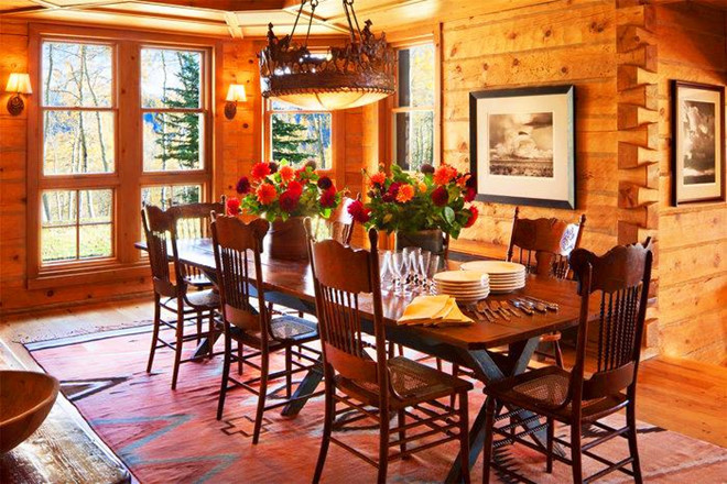 Phòng ăn đem lại cảm giác ấm cúng, phù hợp cho những bữa ăn bên gia đình và bạn bè. Ảnh: Sotheby's International Realty Telluride.