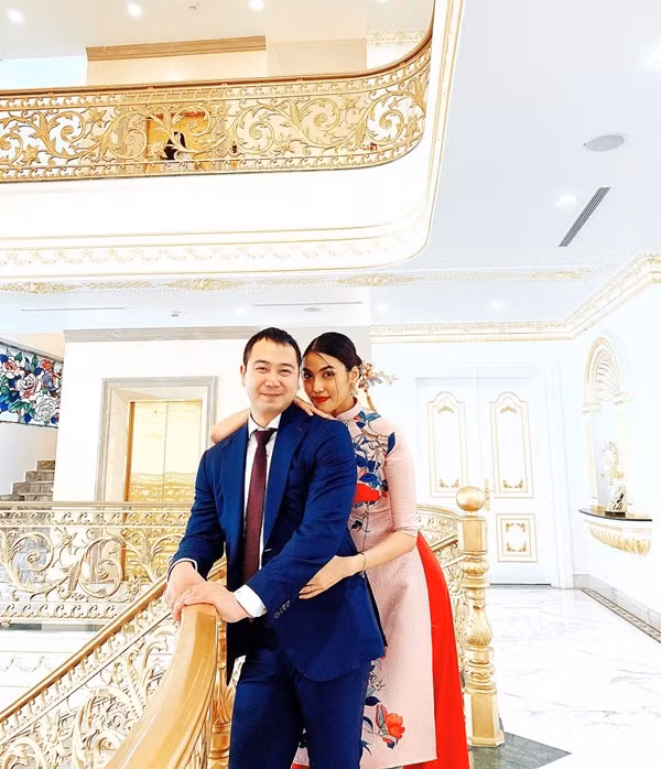 Không chỉ các phòng mà ngay cả ban công nhà Lan Khuê cũng vô cùng rộng rãi. Người hâm mộ thậm chí còn đùa vui rằng, sau này có khi vợ chồng cô mua phi cơ riêng rồi đậu ở ban công cũng được. Bấy nhiêu thôi đủ để biết nơi này có diện tích lớn thế nào.