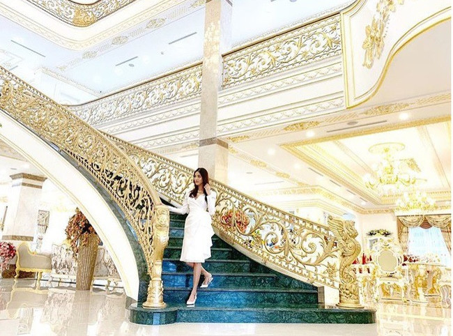 Với gia thế "khủng", Tuấn John được đưa sang Canada học tập và sinh sống nhiều năm trước khi trở về nước lập nghiệp. Ngoài 20 tuổi, anh đã đảm đương các vị trí quản lý tại công ty của gia đình.